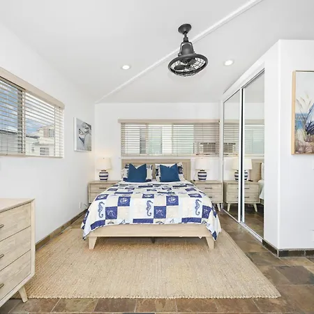 4 Bedroom Home Steps From The Sand With Balcony & Bbq